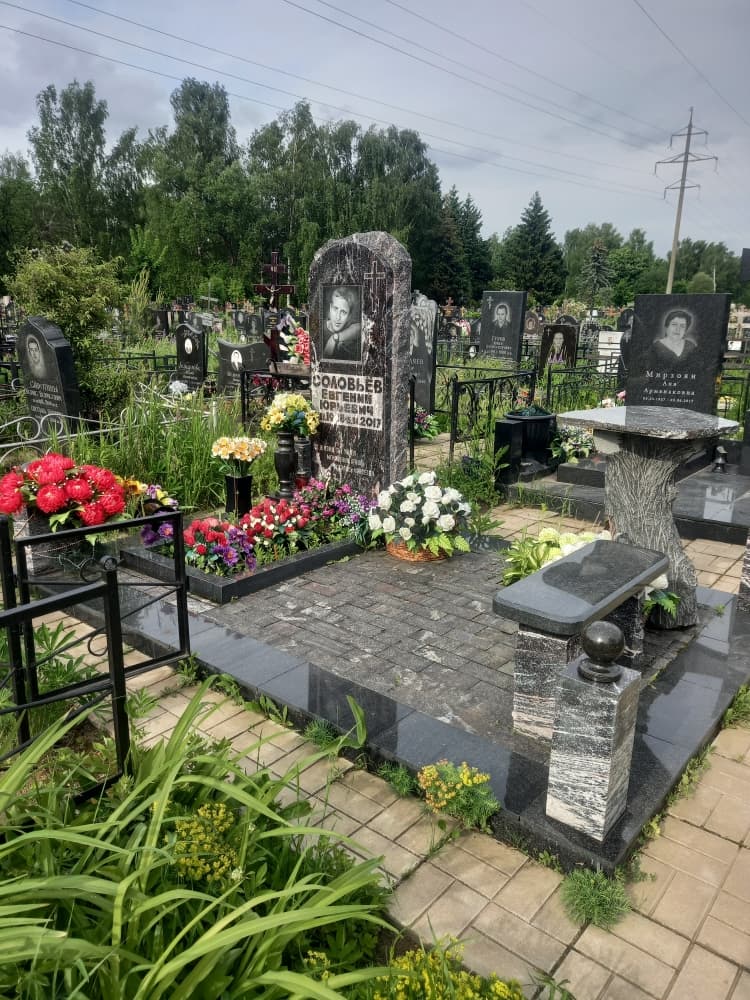 Двойной памятник из карельского гранита